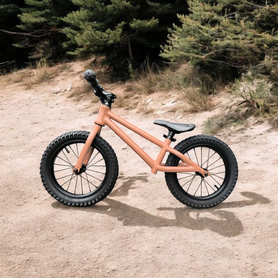 Voor- en zijaanzicht van de Jobber loopfiets met dikke banden.