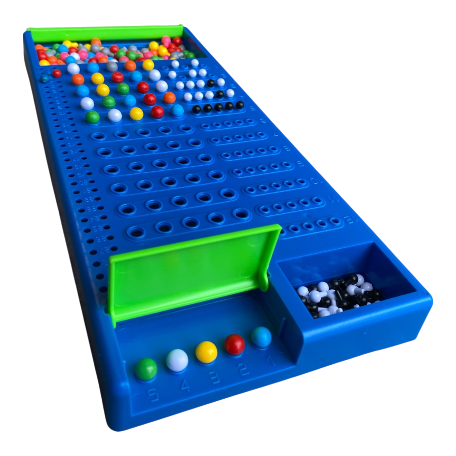 Plastic bord met gekleurde pinnetjes en scorelijn – logisch denkspel voor kinderen vanaf 4 jaar.