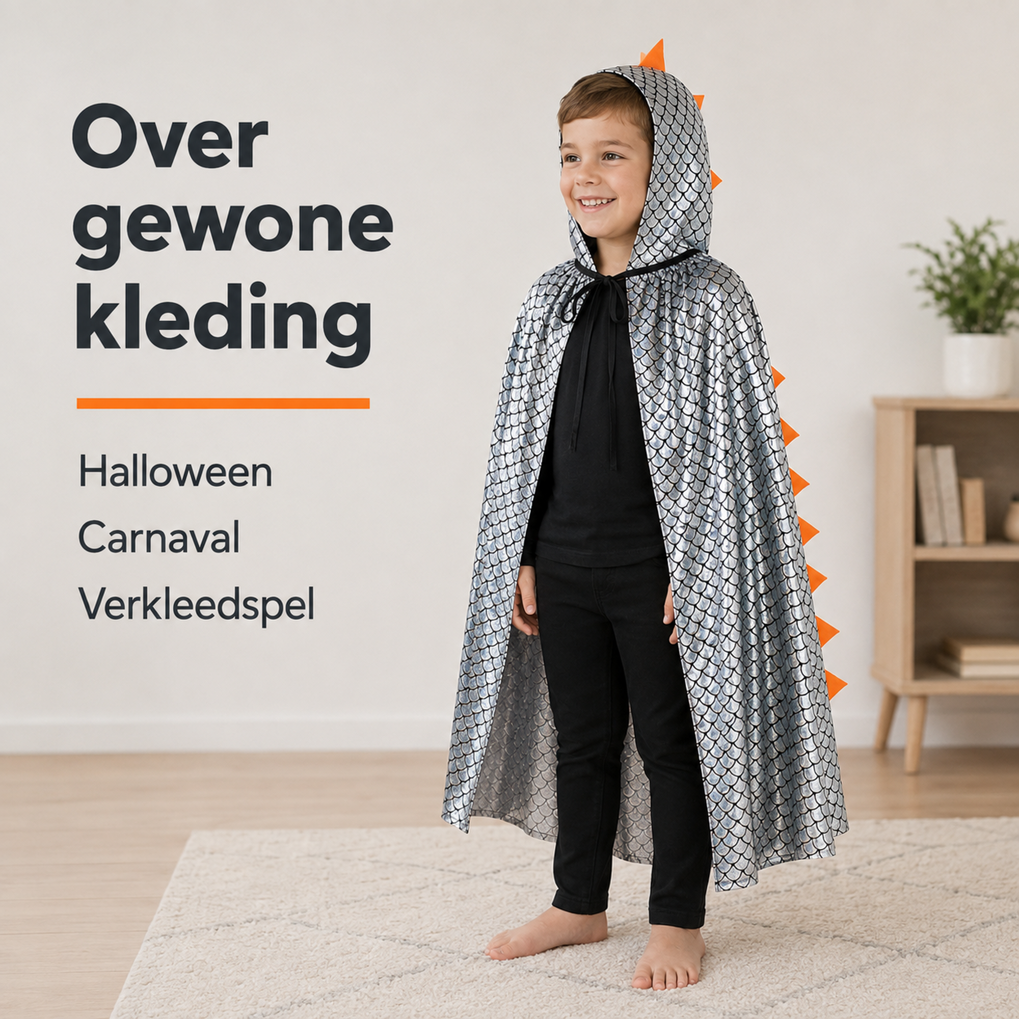 Zilveren dinocape gedragen over gewone kleding