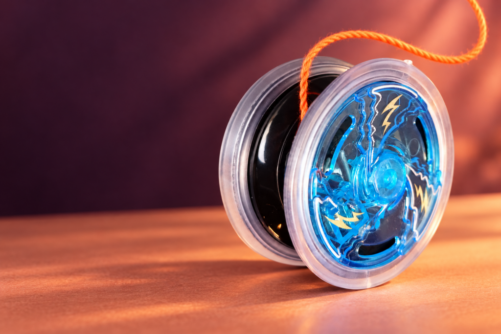 Lichtgevende jojo met blauw licht op een warme, kleurrijke achtergrond